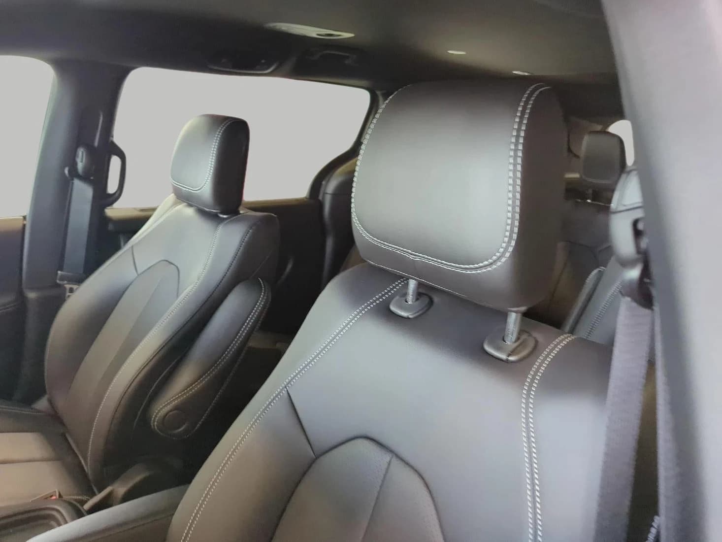 Chrysler Pacifica Select AWD 2027 — side view