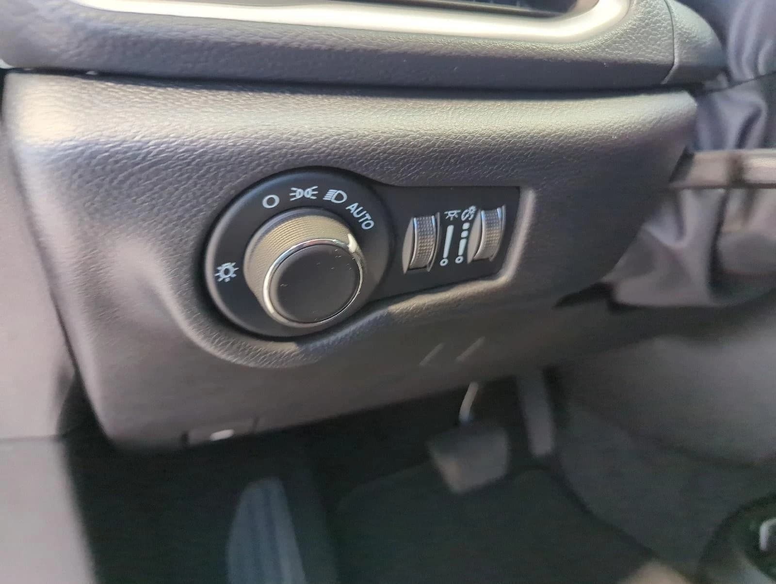 Chrysler Pacifica Select AWD 2027 — side view