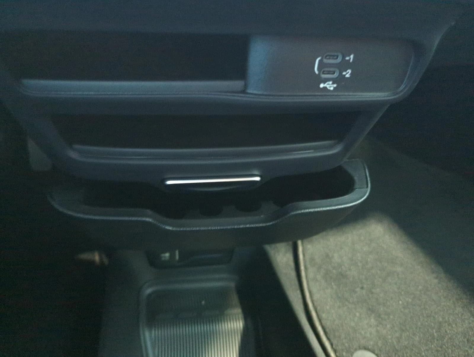 Chrysler Pacifica Select AWD 2027 — side view
