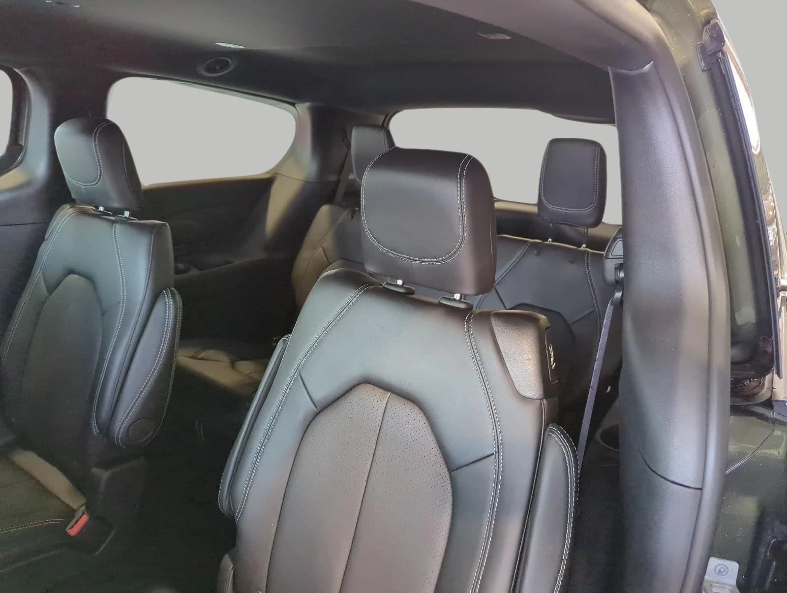 Chrysler Pacifica Select AWD 2027 — side view