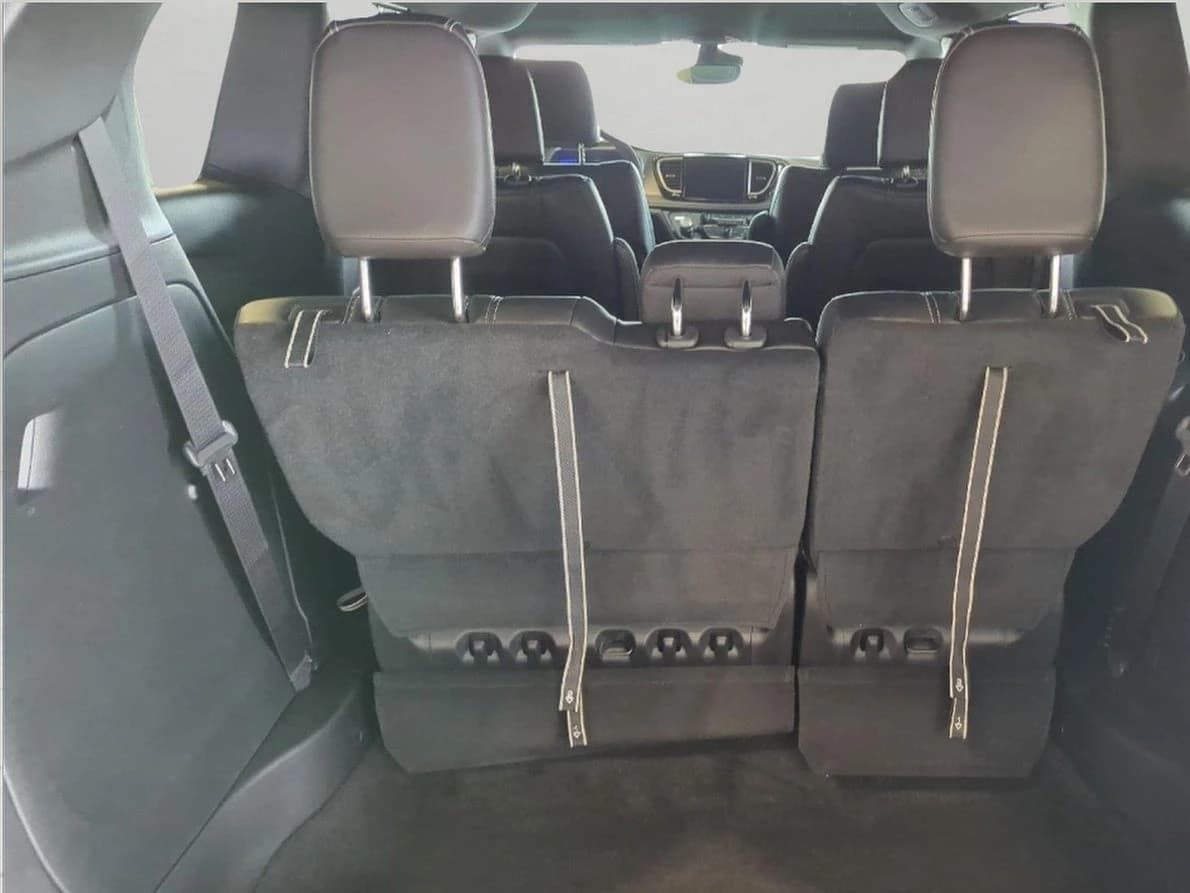 Chrysler Pacifica Select AWD 2027 — side view