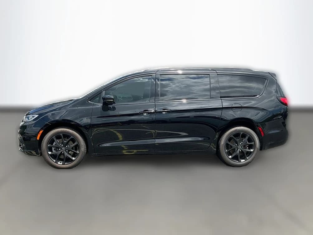 Chrysler Pacifica Limited AWD 2026 — side view