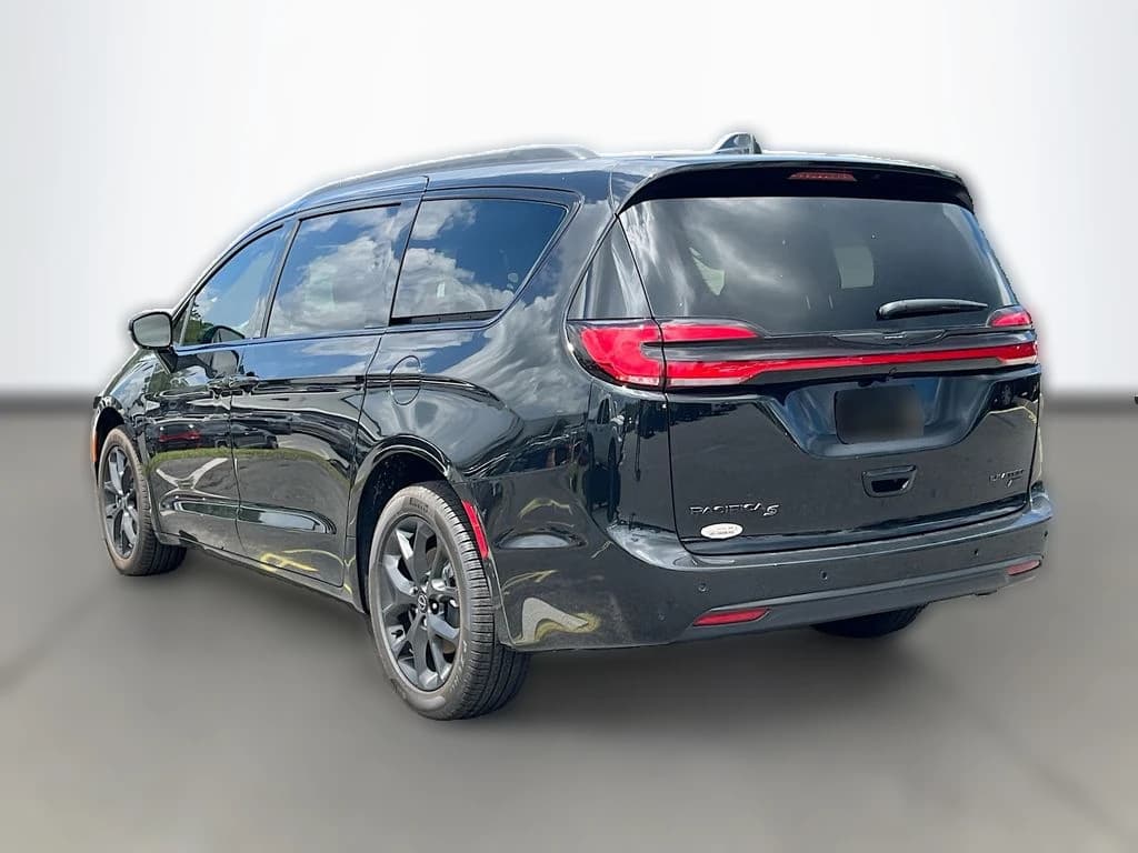 Chrysler Pacifica Limited AWD 2026 — side view