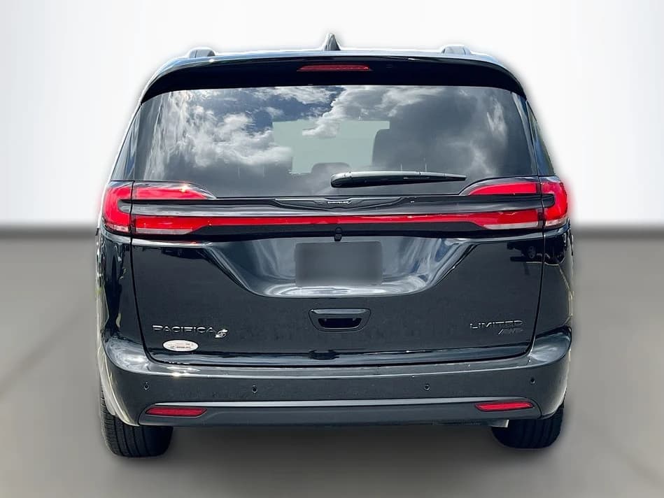 Chrysler Pacifica Limited AWD 2026 — side view