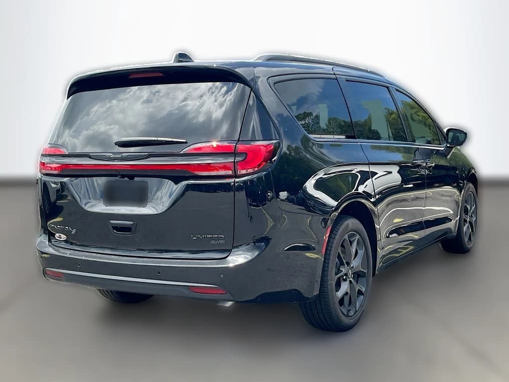 Chrysler Pacifica Limited AWD 2026 — side view