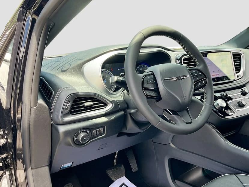 Chrysler Pacifica Limited AWD 2026 — side view
