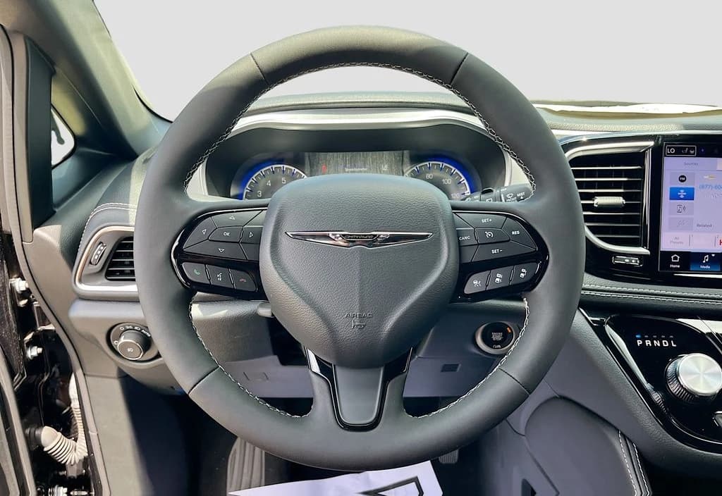 Chrysler Pacifica Limited AWD 2026 — side view