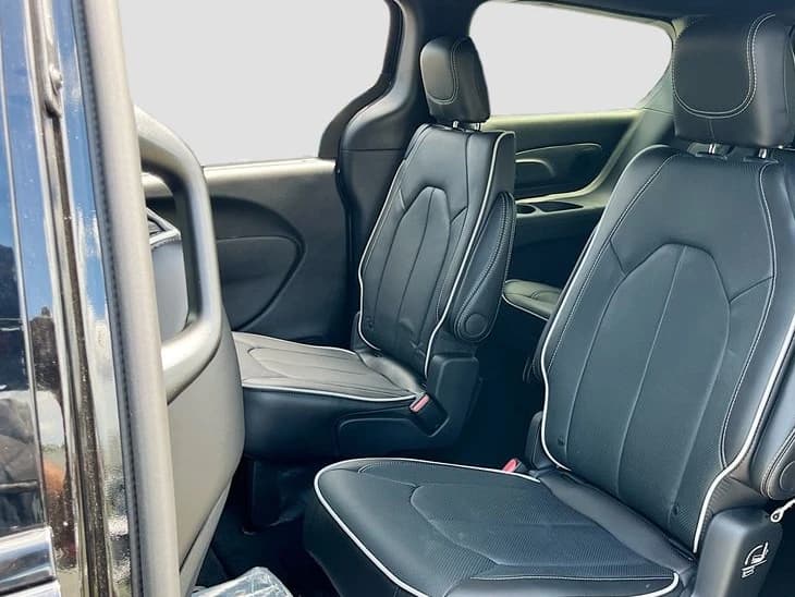Chrysler Pacifica Limited AWD 2026 — side view