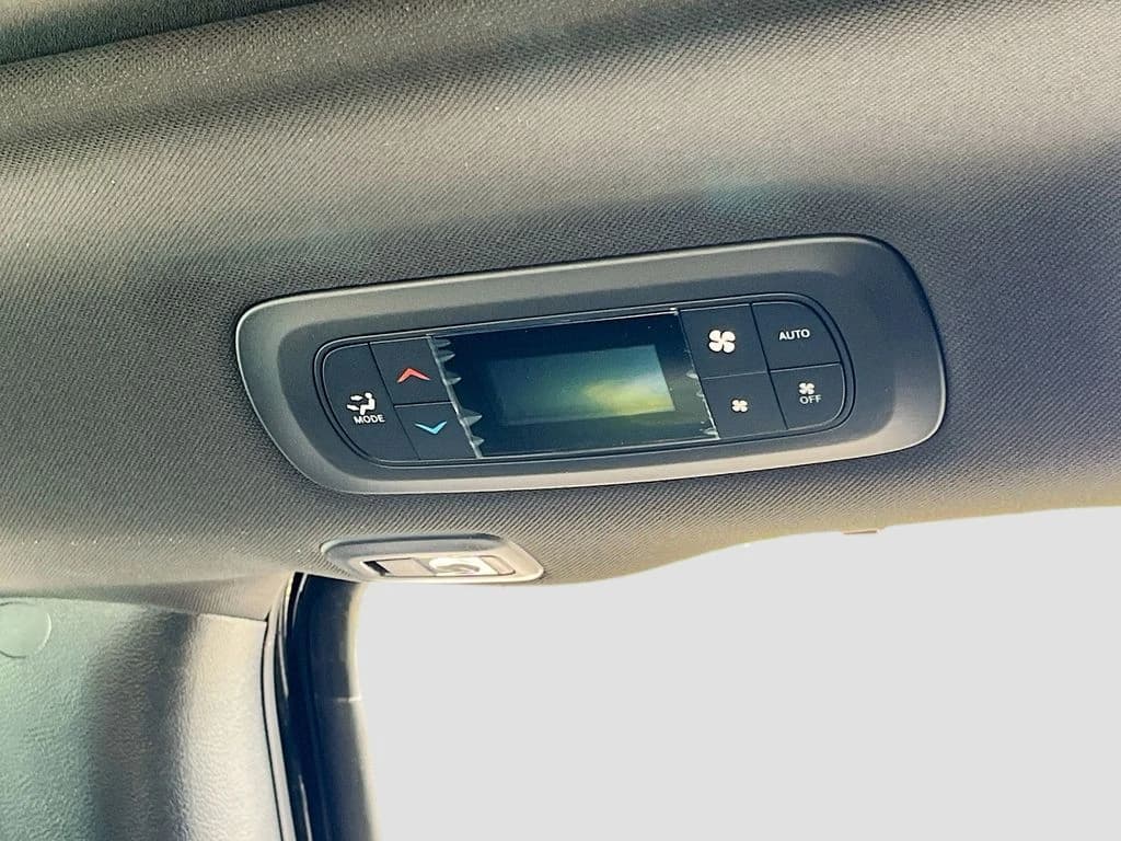 Chrysler Pacifica Limited AWD 2026 — side view