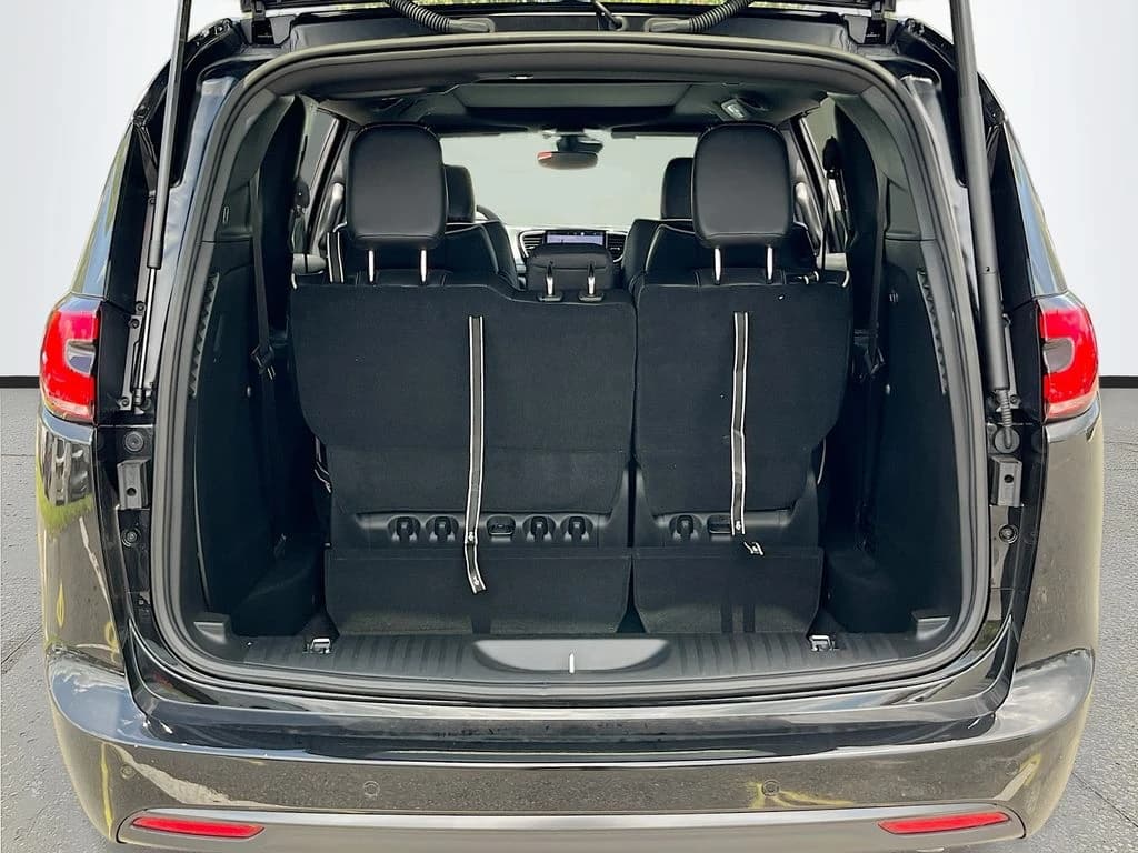 Chrysler Pacifica Limited AWD 2026 — side view