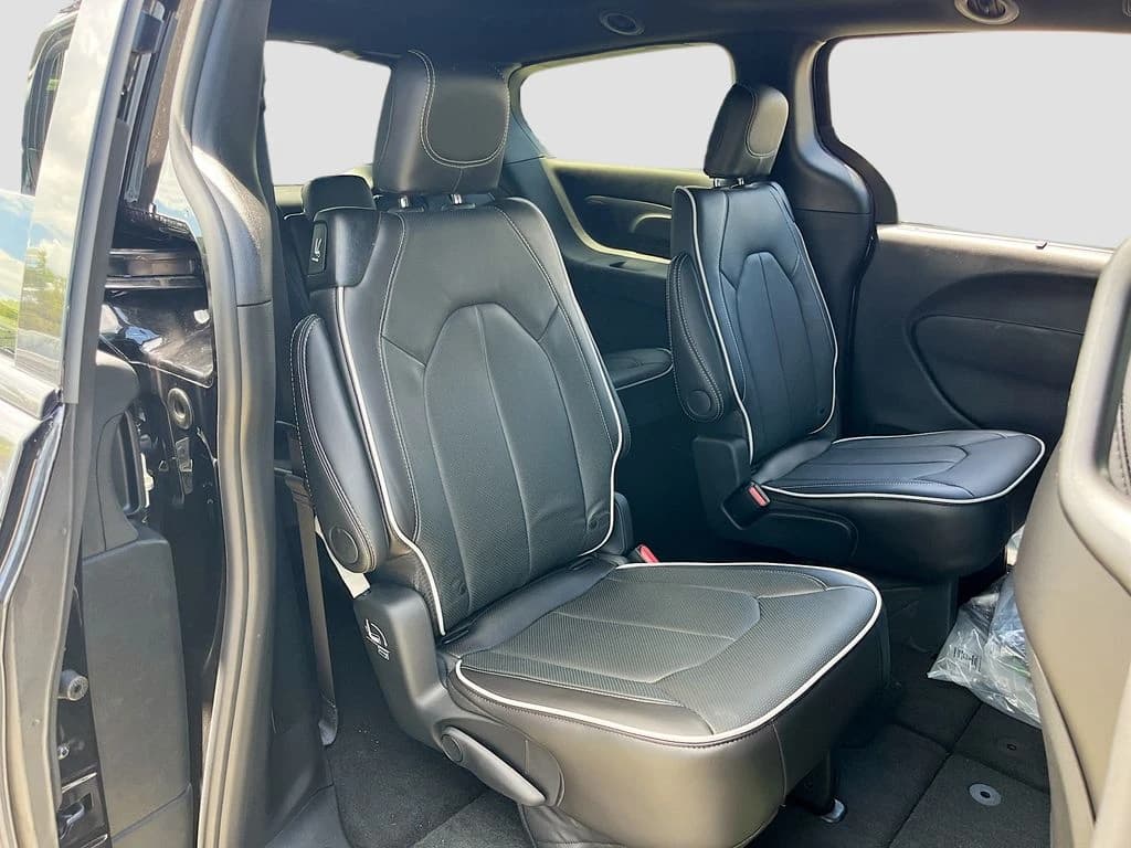 Chrysler Pacifica Limited AWD 2026 — side view