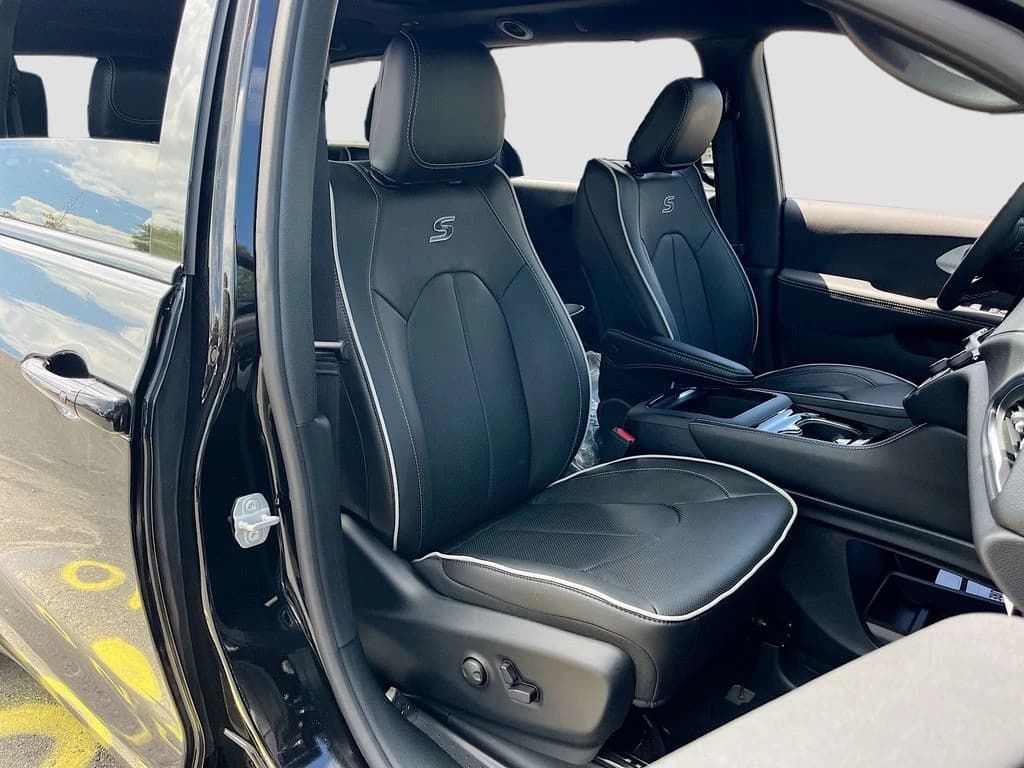 Chrysler Pacifica Limited AWD 2026 — side view