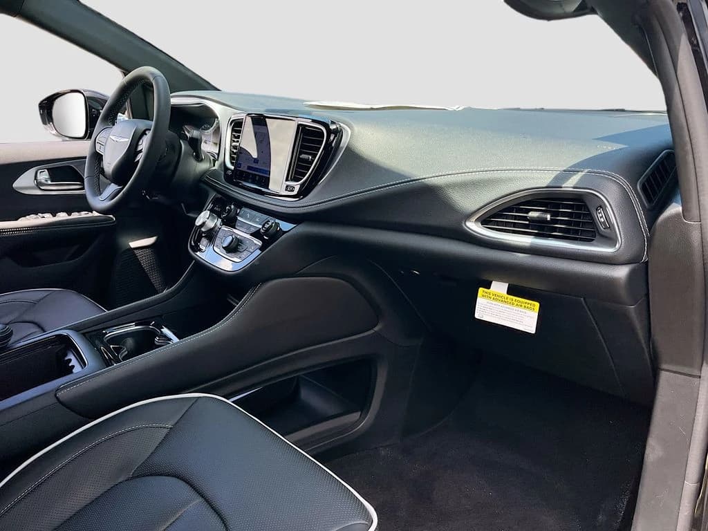 Chrysler Pacifica Limited AWD 2026 — side view