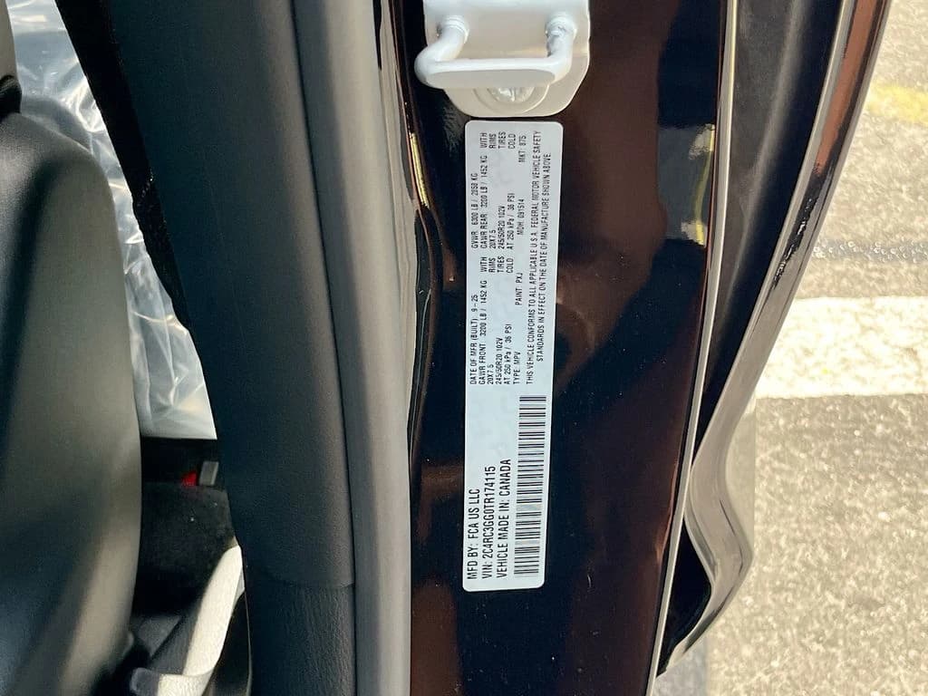 Chrysler Pacifica Limited AWD 2026 — side view