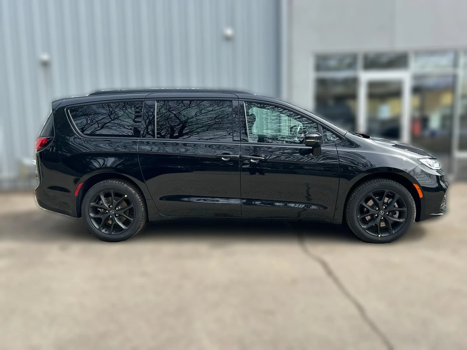 Chrysler Pacifica Limited AWD 2026 — side view