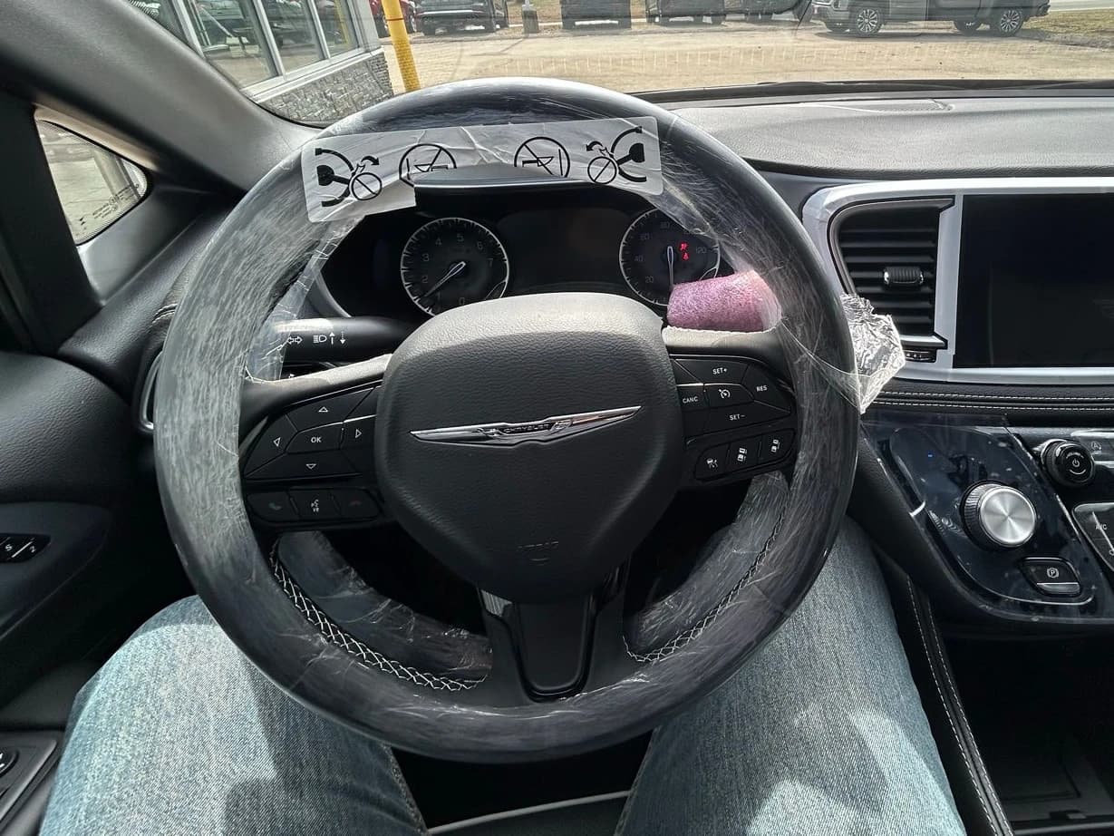Chrysler Pacifica Limited AWD 2026 — side view