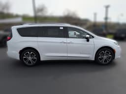 Chrysler Pacifica Pinnacle AWD 2026 — side view