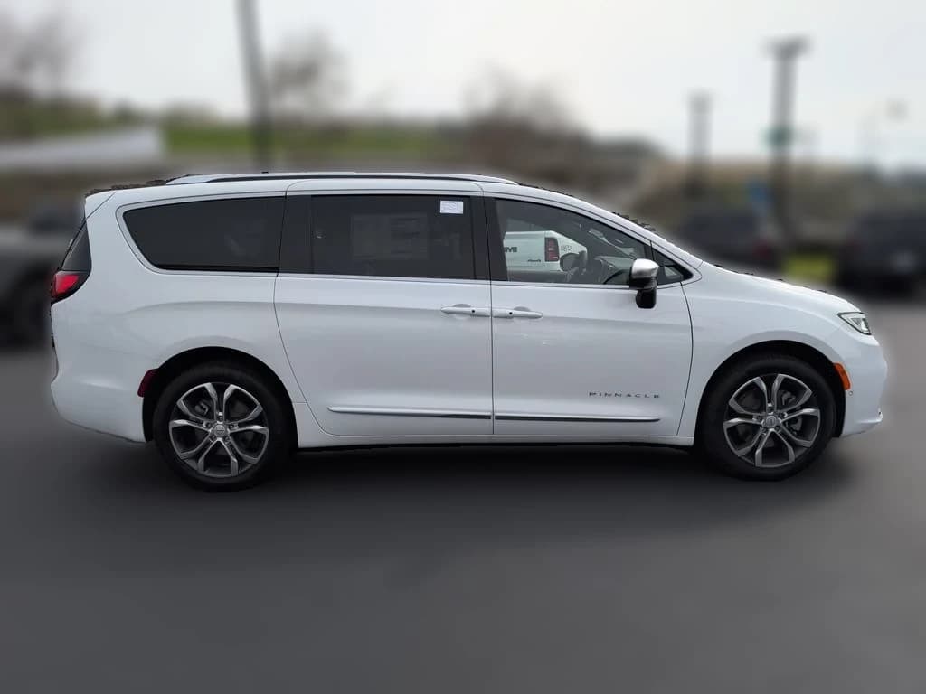 Chrysler Pacifica Pinnacle AWD 2026 — side view