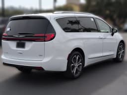 Chrysler Pacifica Pinnacle AWD 2026 — side view