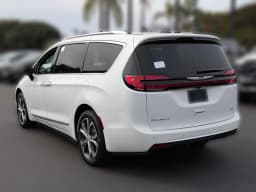 Chrysler Pacifica Pinnacle AWD 2026 — side view