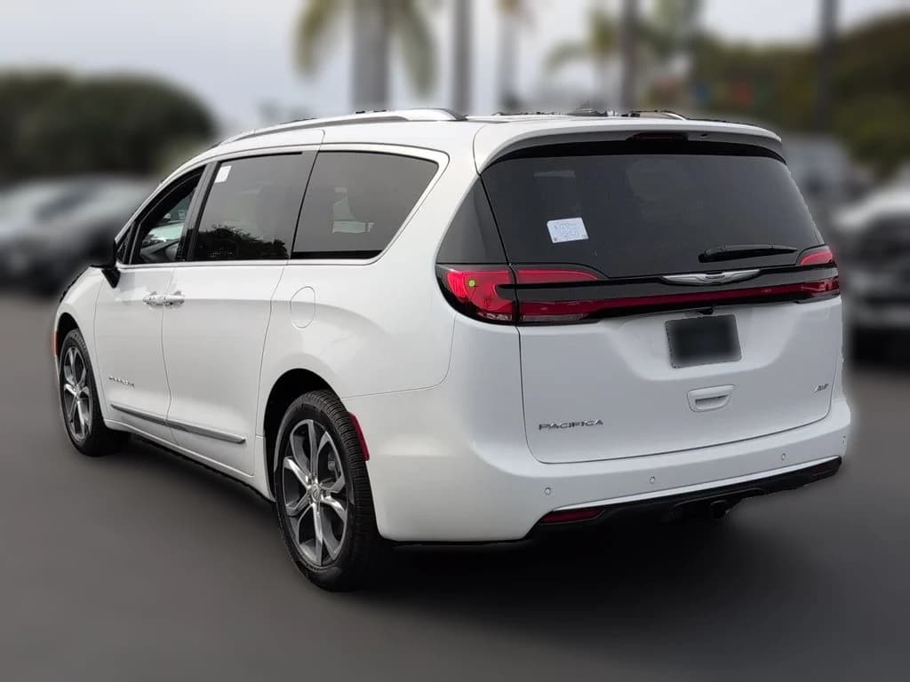 Chrysler Pacifica Pinnacle AWD 2026 — side view