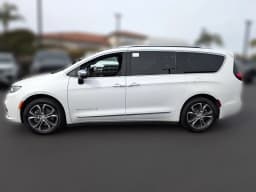 Chrysler Pacifica Pinnacle AWD 2026 — side view
