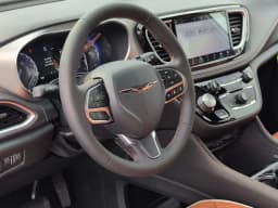 Chrysler Pacifica Pinnacle AWD 2026 — side view