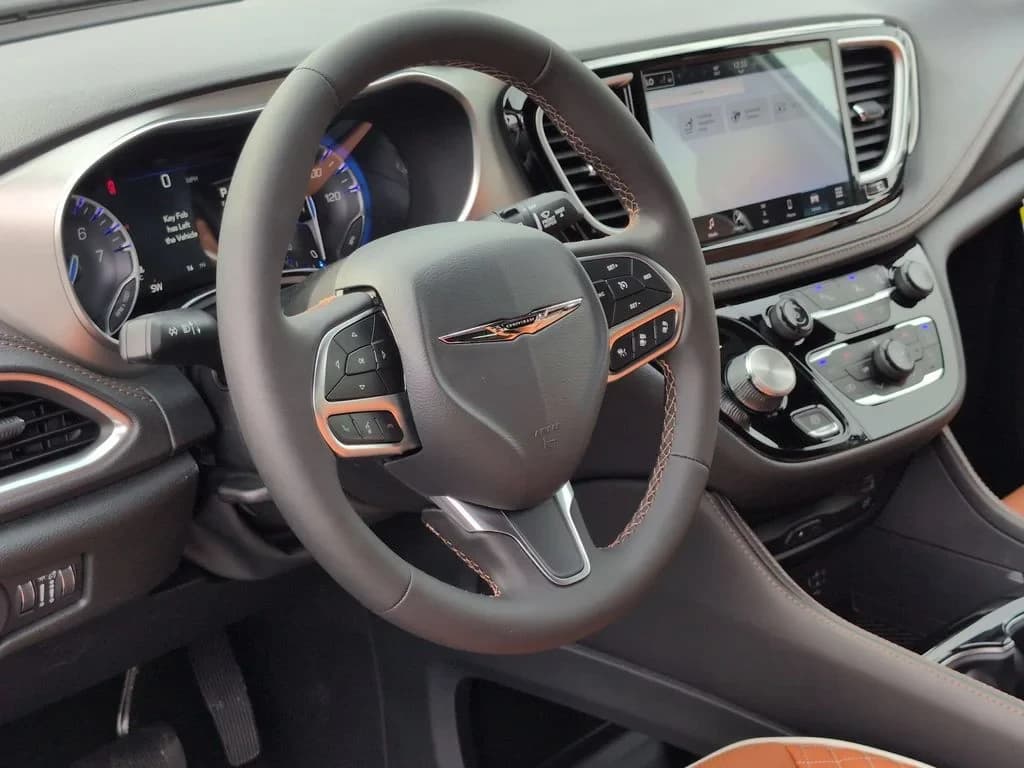 Chrysler Pacifica Pinnacle AWD 2026 — side view