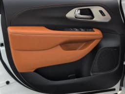 Chrysler Pacifica Pinnacle AWD 2026 — side view