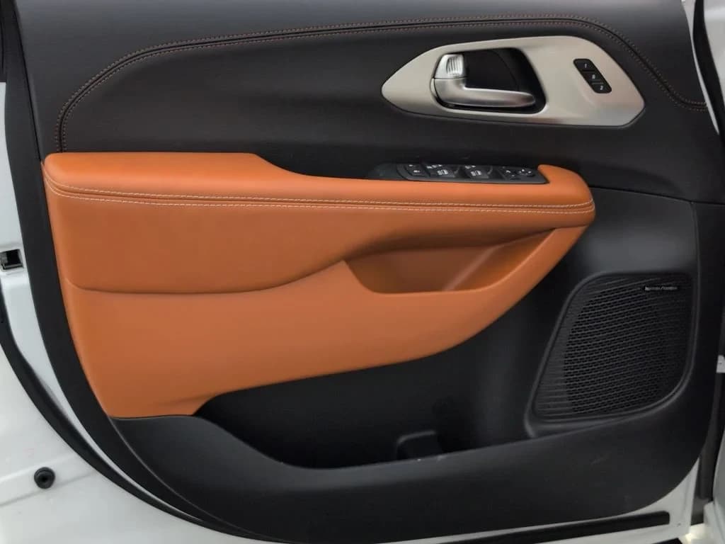 Chrysler Pacifica Pinnacle AWD 2026 — side view