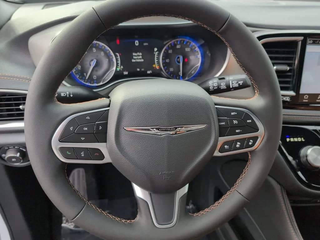 Chrysler Pacifica Pinnacle AWD 2026 — side view
