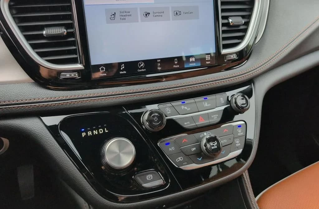 Chrysler Pacifica Pinnacle AWD 2026 — side view