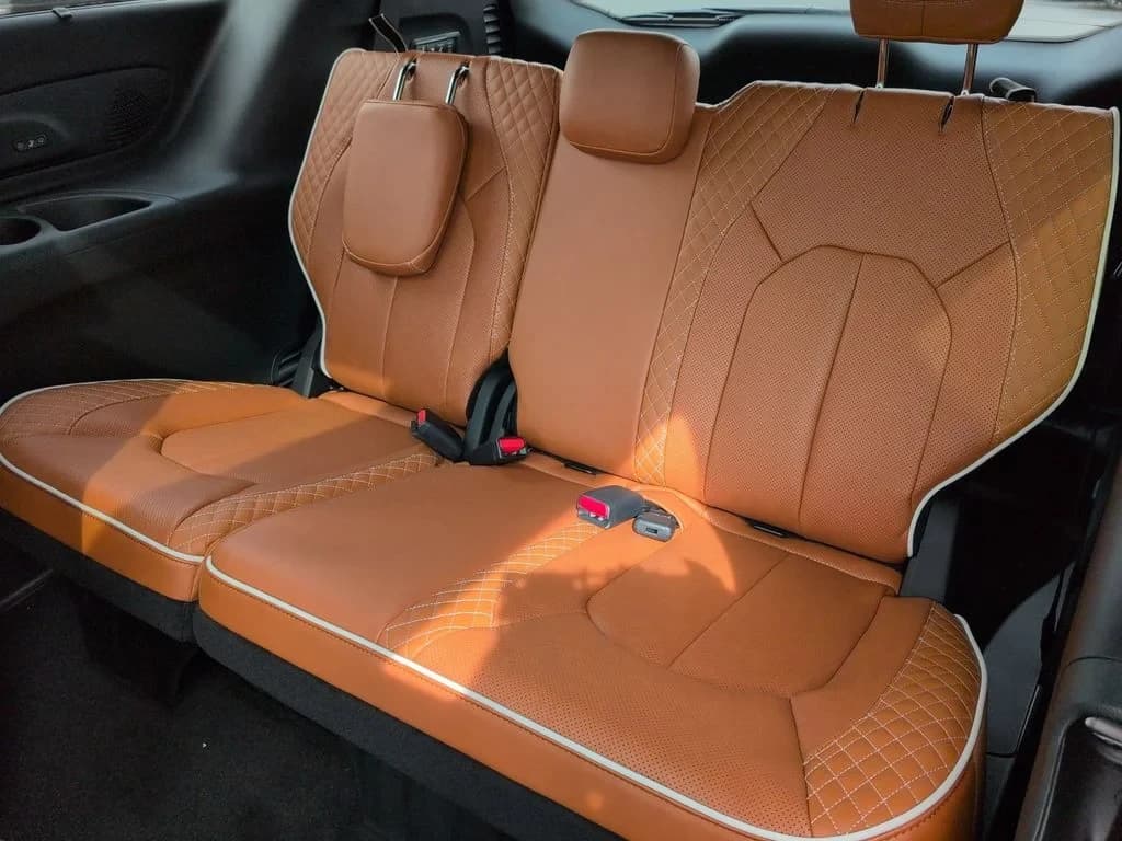Chrysler Pacifica Pinnacle AWD 2026 — side view