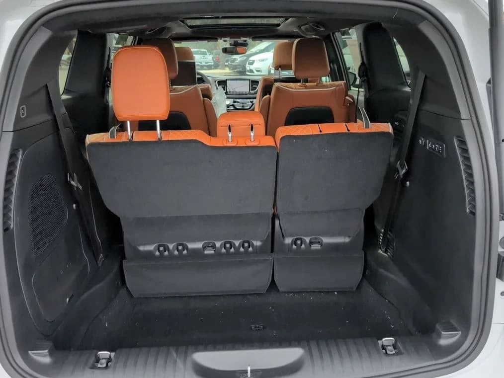 Chrysler Pacifica Pinnacle AWD 2026 — side view