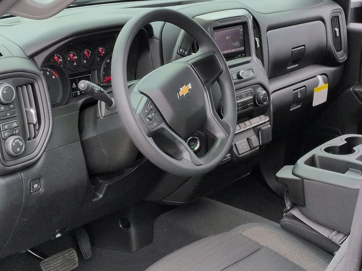 Chevrolet Silverado 2500HD Custom 4WD Crew Cab 159" 2026 — side view