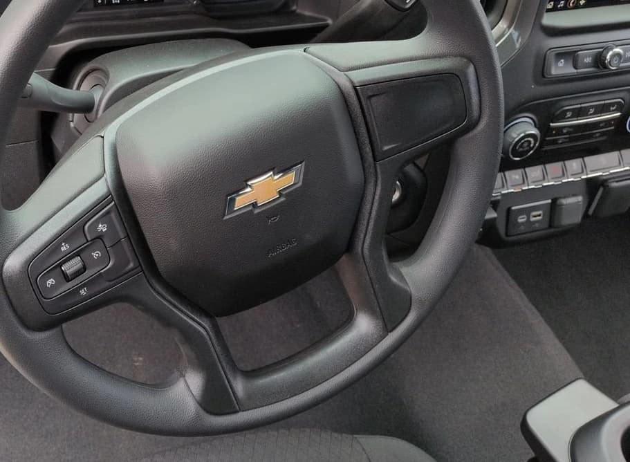 Chevrolet Silverado 2500HD Custom 4WD Crew Cab 159" 2026 — side view