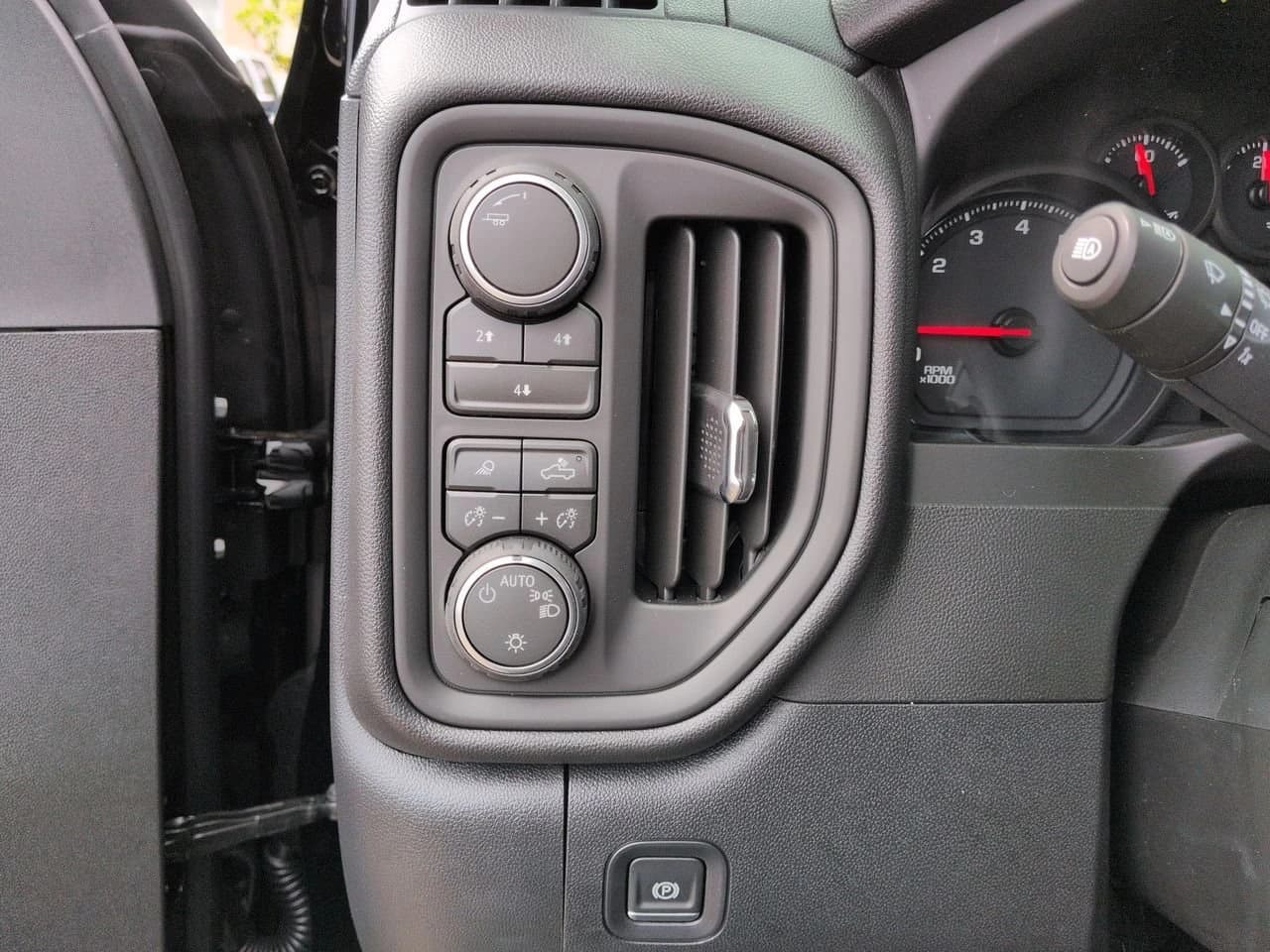Chevrolet Silverado 2500HD Custom 4WD Crew Cab 159" 2026 — side view