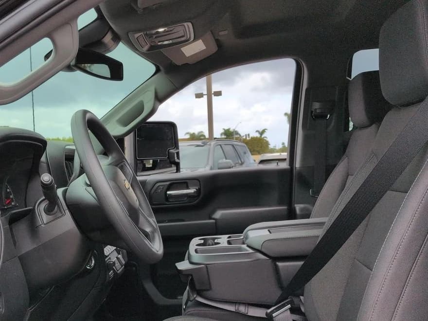 Chevrolet Silverado 2500HD Custom 4WD Crew Cab 159" 2026 — side view