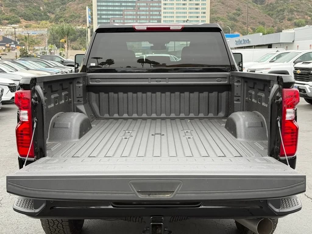 Chevrolet Silverado 2500HD Custom 4WD Crew Cab 159" 2026 — side view