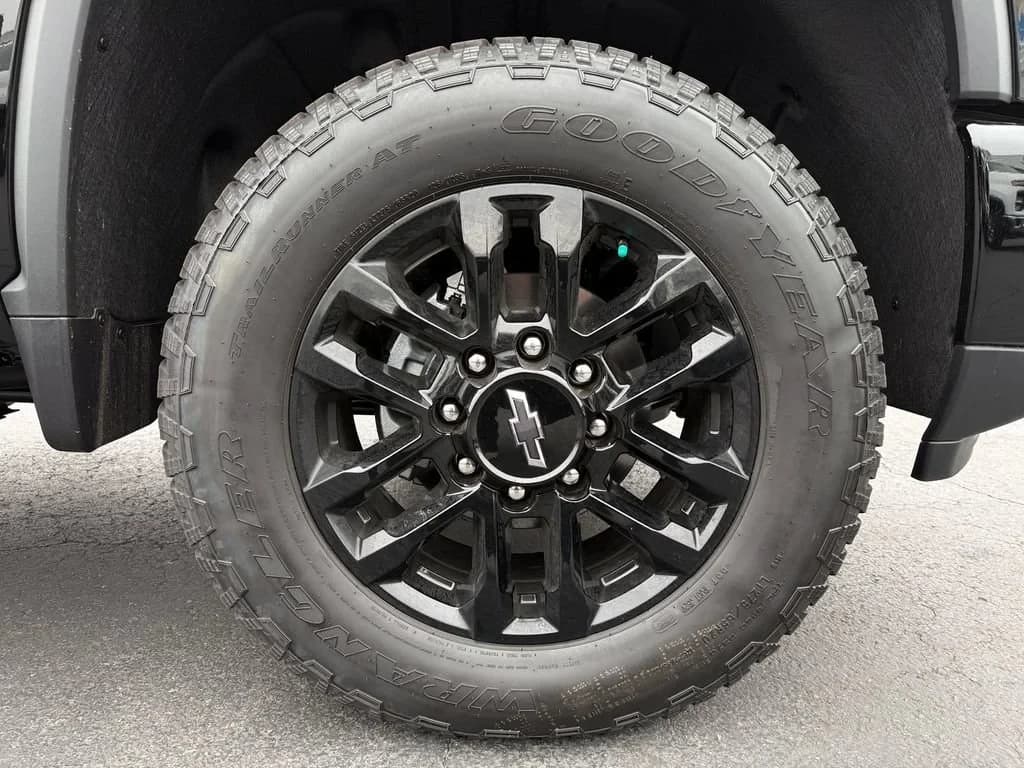 Chevrolet Silverado 2500HD Custom 4WD Crew Cab 159" 2026 — side view