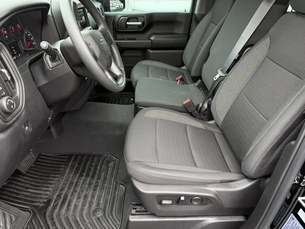 Chevrolet Silverado 2500HD Custom 4WD Crew Cab 159" 2026 — side view