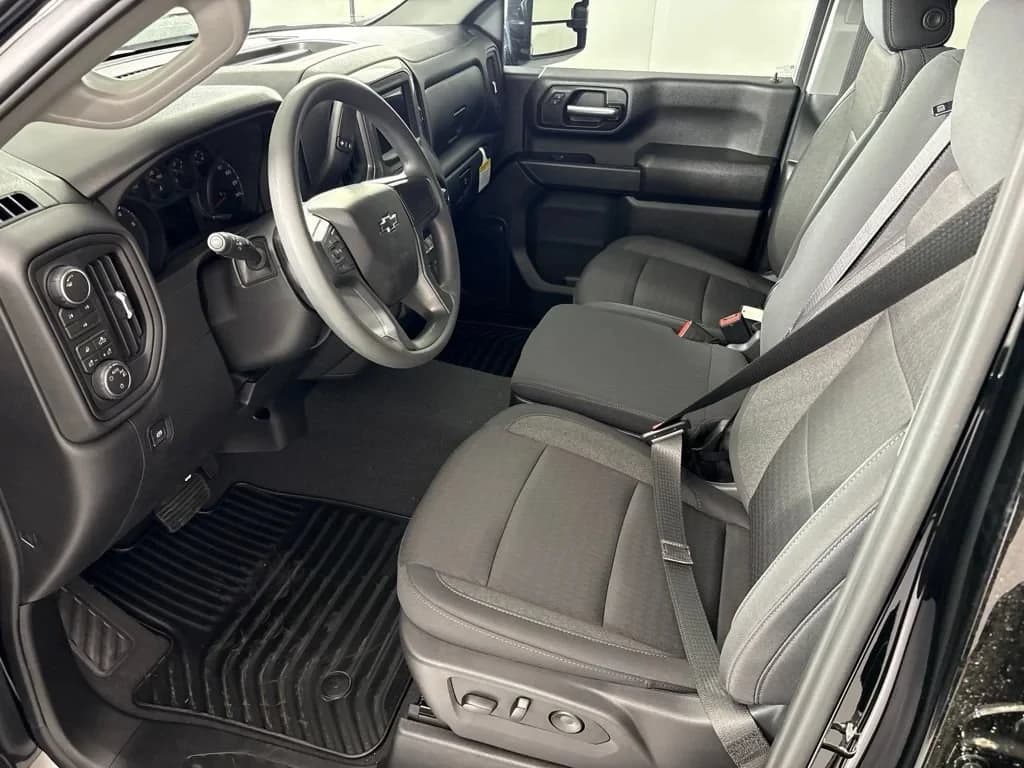 Chevrolet Silverado 2500HD Custom 4WD Crew Cab 159" 2026 — side view