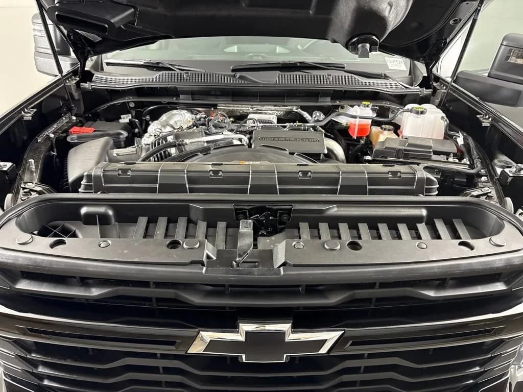 Chevrolet Silverado 2500HD Custom 4WD Crew Cab 159" 2026 — side view