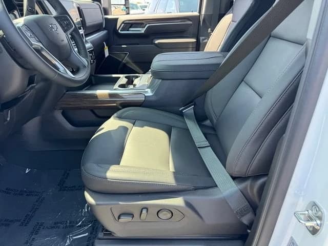 Chevrolet Silverado 2500HD LT 4WD Crew Cab 159" 2026 — side view