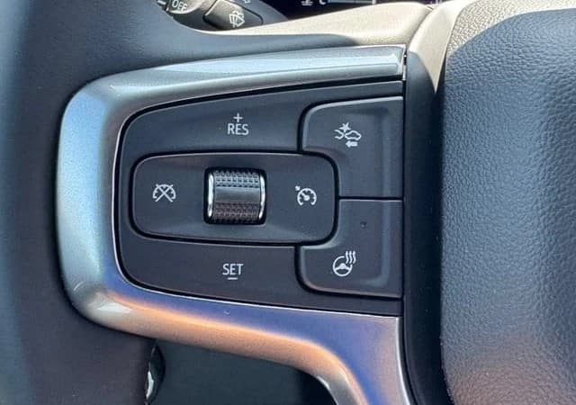 Chevrolet Silverado 2500HD LT 4WD Crew Cab 159" 2026 — side view