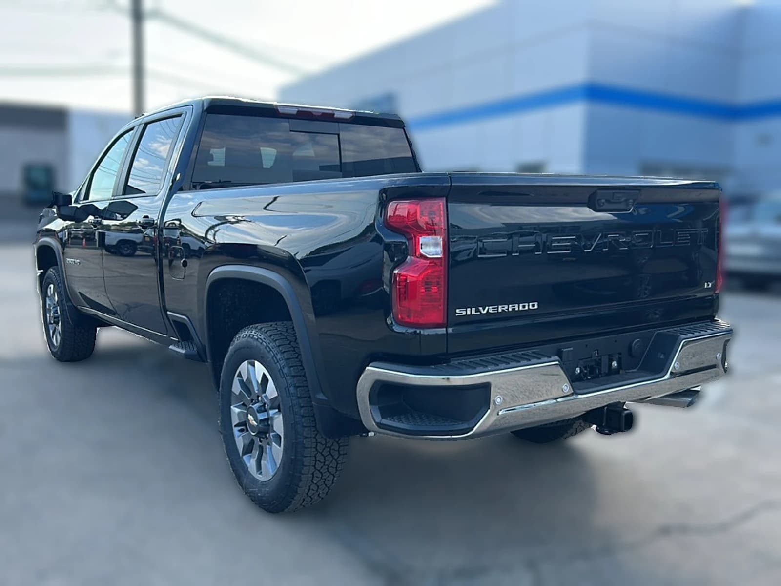 Chevrolet Silverado 2500HD LT 4WD Crew Cab 159" 2026 — side view