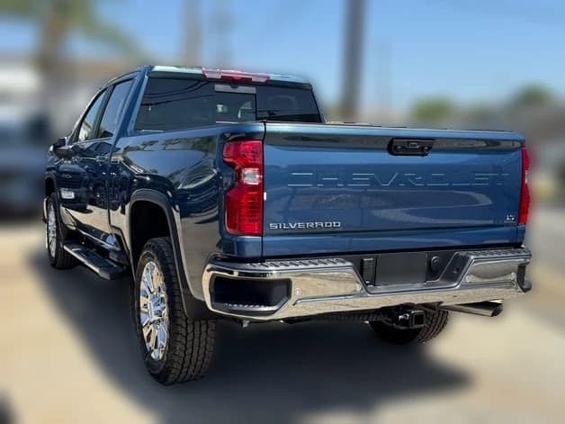 Chevrolet Silverado 2500HD LT 4WD Crew Cab 159" 2026 — side view
