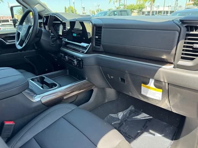 Chevrolet Silverado 2500HD LT 4WD Crew Cab 159" 2026 — side view