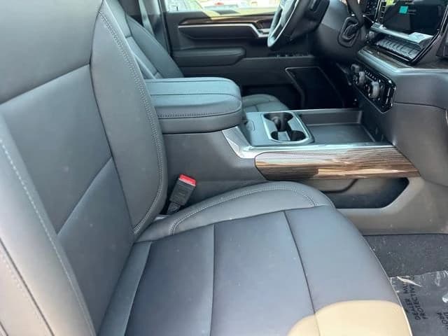 Chevrolet Silverado 2500HD LT 4WD Crew Cab 159" 2026 — side view