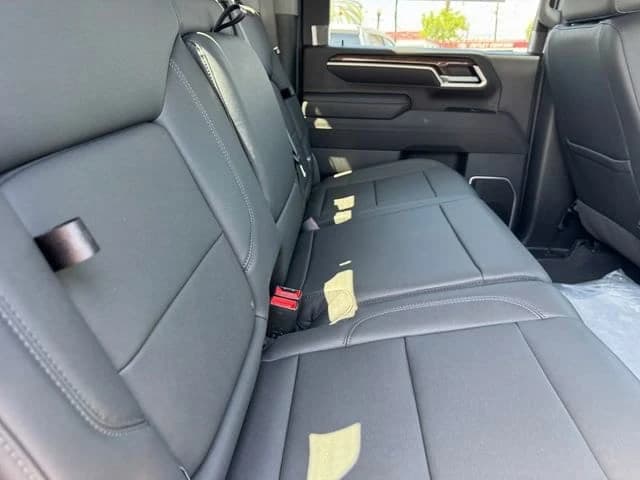Chevrolet Silverado 2500HD LT 4WD Crew Cab 159" 2026 — side view